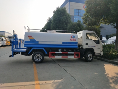 鄭州制造業新亮點 12噸級抑塵車生產線引關注，助力藍天保衛戰
